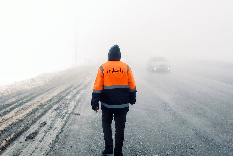 رفع مشکلات جاده های دزفول پس از مه و باران توسط راهداران