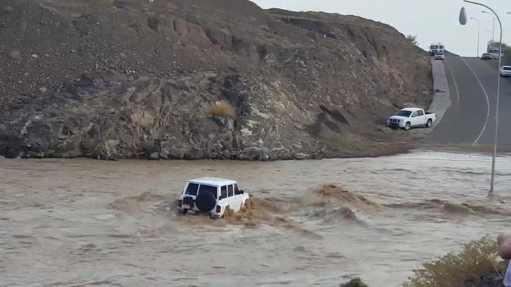 یک کشته و نجات سرنشینان دوخوردو در بارندگی منوجان