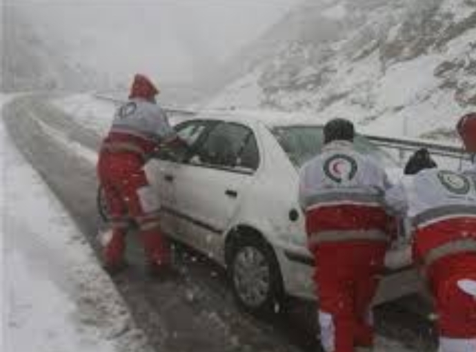 امدادرسانی به دو خودرو‌ گرفتار در کولاک و برف در  شهرستان کنگاور