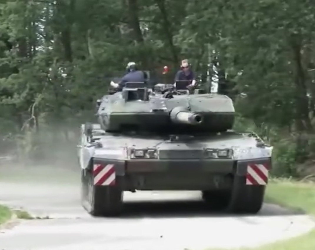انگلیس ۱۴ دستگاه تانک در اختیار اوکراین قرار می‌دهد