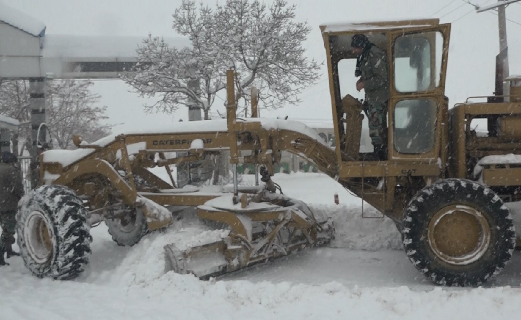 ماشین آلات پادگان قهرمان درحال برف روبی خیابان