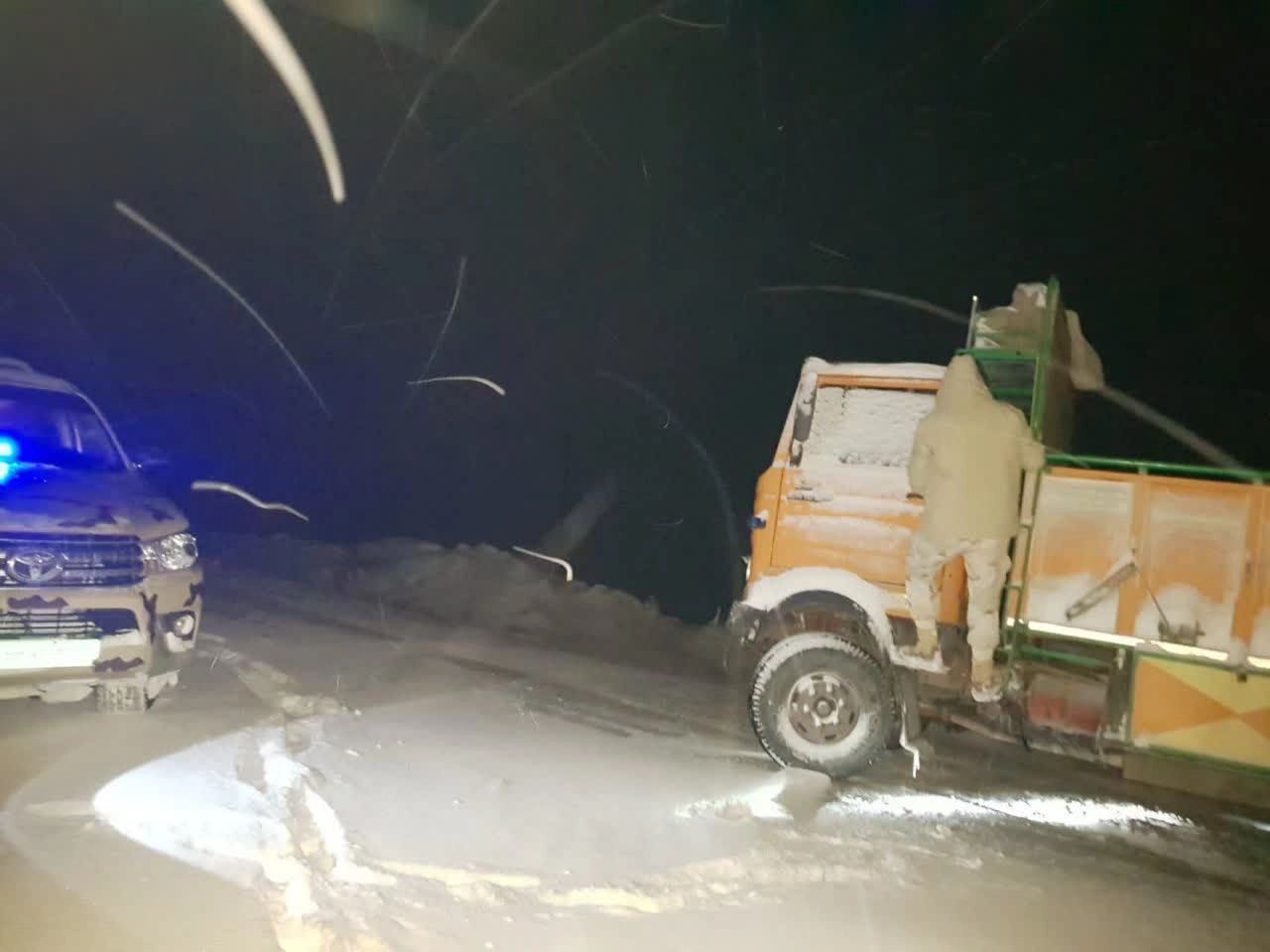 نجات مسافران گرفتار شده در برف و کولاک