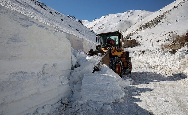 برف راه ارتباطی روستا‌های هشت شهر کردستان را بست