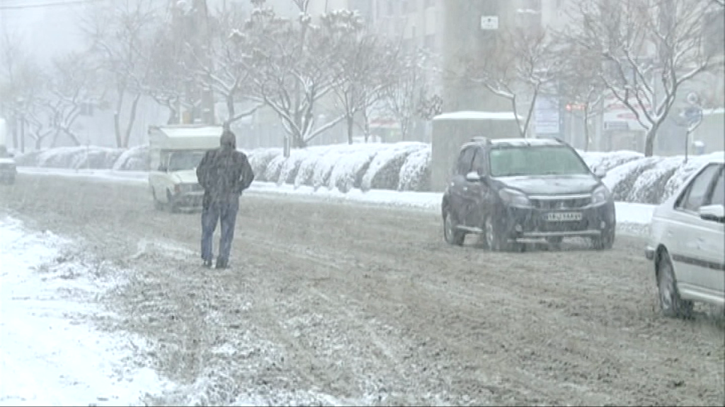 بارش شدید برف و خودنمایی زمستان در استان قزوین
