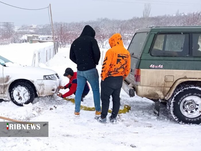 امدادگران ورزشی همدان یاریگر خودروهای گرفتار در برف