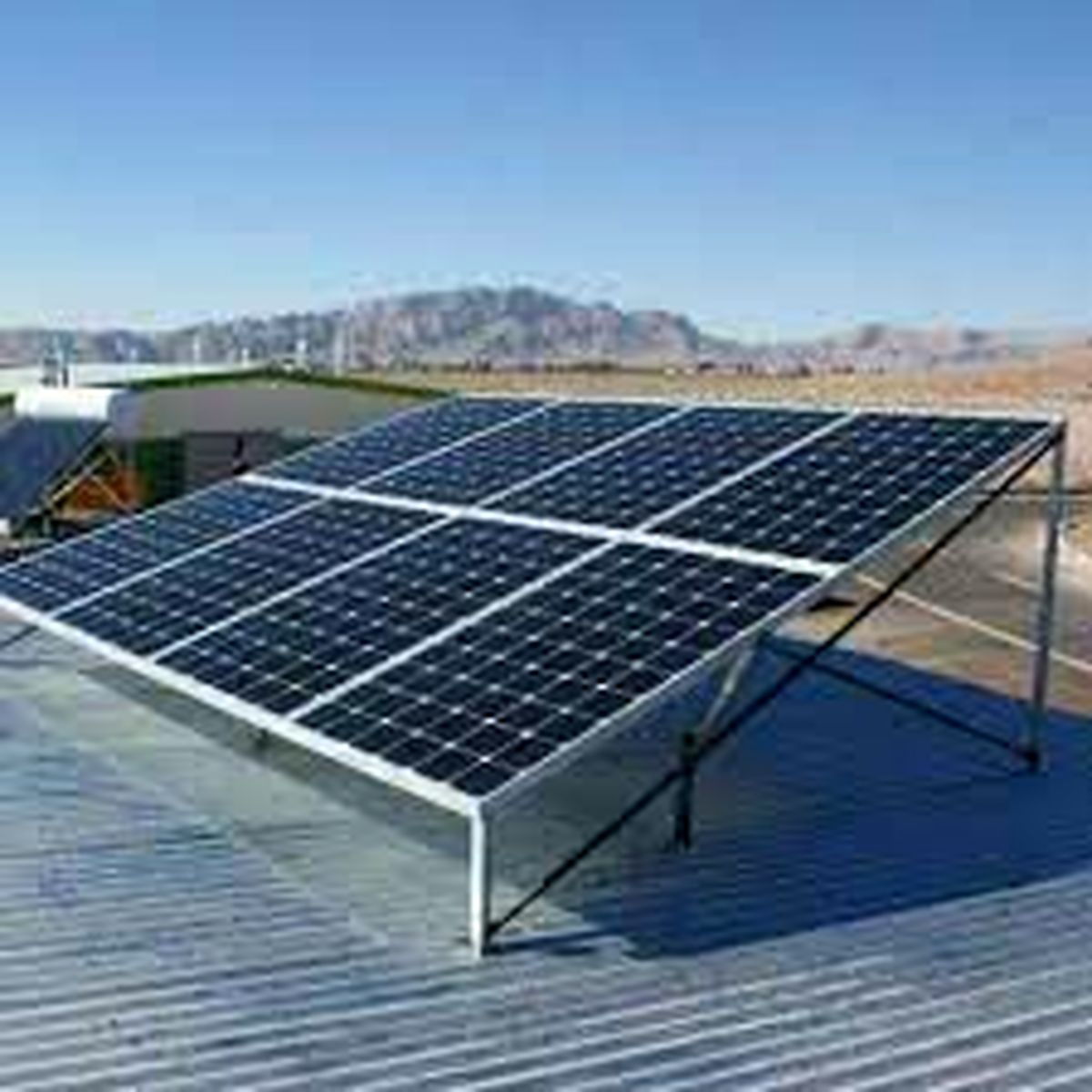 تحویل بیش از سه هزار سامانه خورشیدی تولید برق به عشایر استان