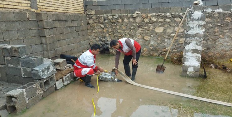 کمک هلال احمر به ساکنان ۱۲ واحد در خوزستان