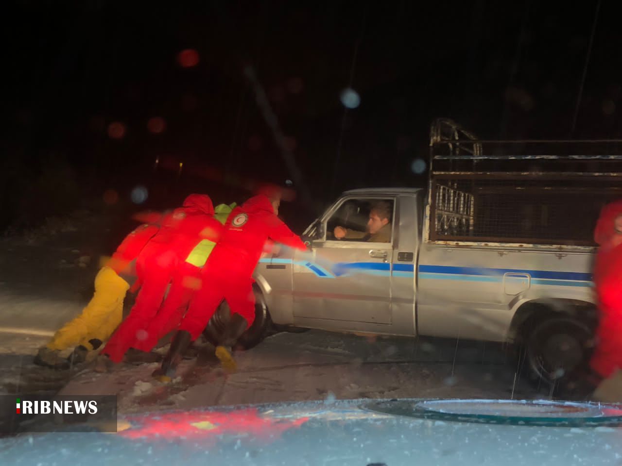 امداد رسانی ۱۰ دستگاه خودرو گرفتار در برف و کولاک در سپیدان