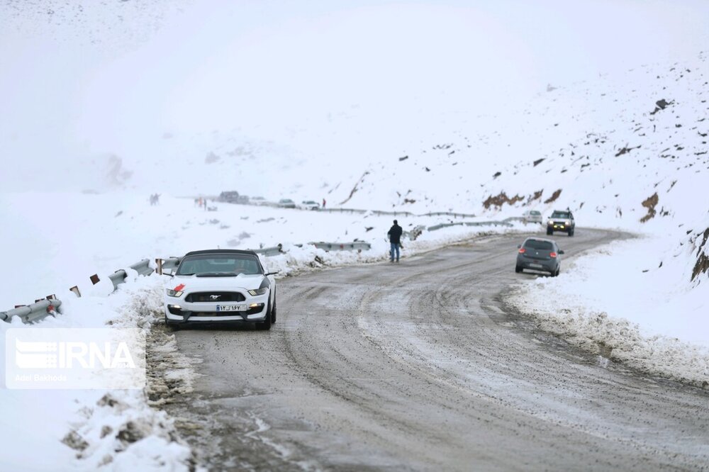 ممنوعیت تردد خودروهای بدون زنجیر چرخ در جاده های برف گیر سمنان