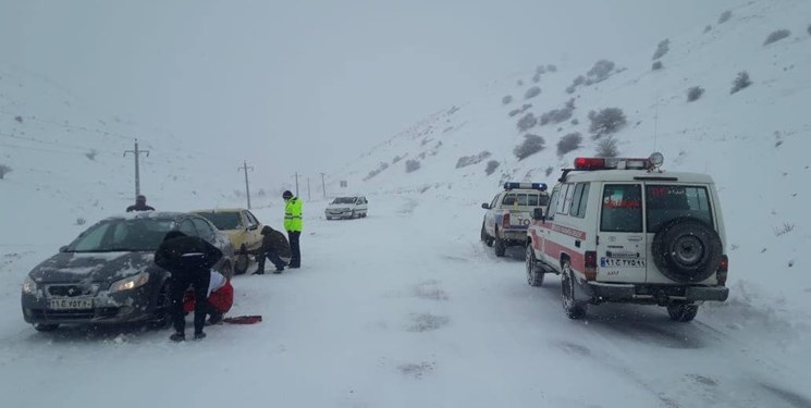 گرفتار شدن ۲۰۰ خودرو گرفتار در برف، کولاک در استان