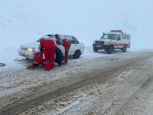 ادامه‌ی امداد رسانی هلال احمر قزوین به در راه ماندگان در برف و کولاک اخیر