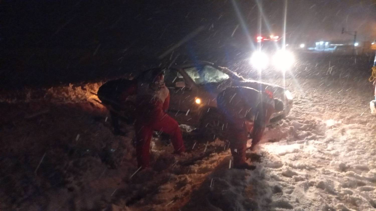 امدادرسانی به ۹۹ خودروی گرفتار در برف و کولاک زنجان