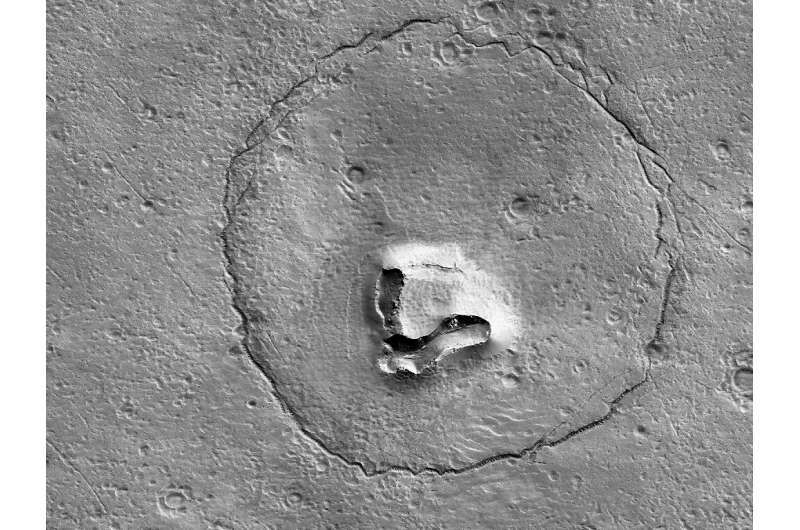 مشاهده تصویر خرسی خندان با پهنه ۲ هزار متری بر روی مریخ