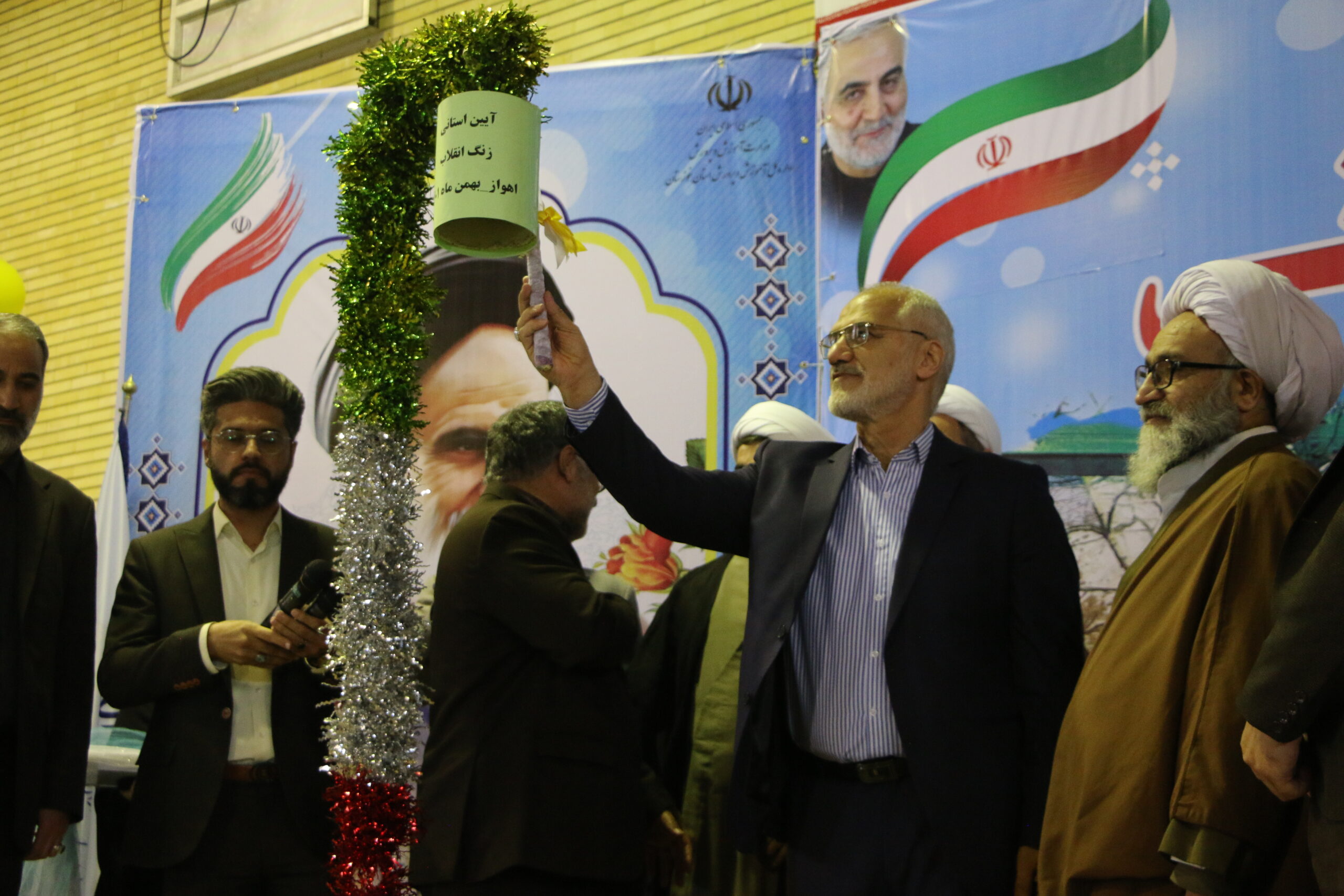 جمهوری اسلامی ایران همچون نوری به تمام مردم دنیا نوید روشنی می‌دهد