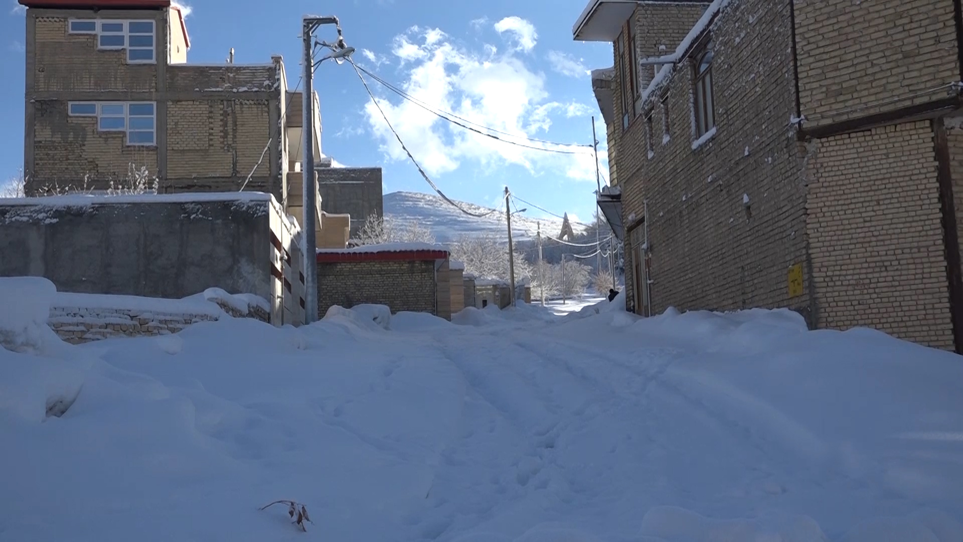 روستا‌های غرب استان در محاصره دانه‌های سفید برف