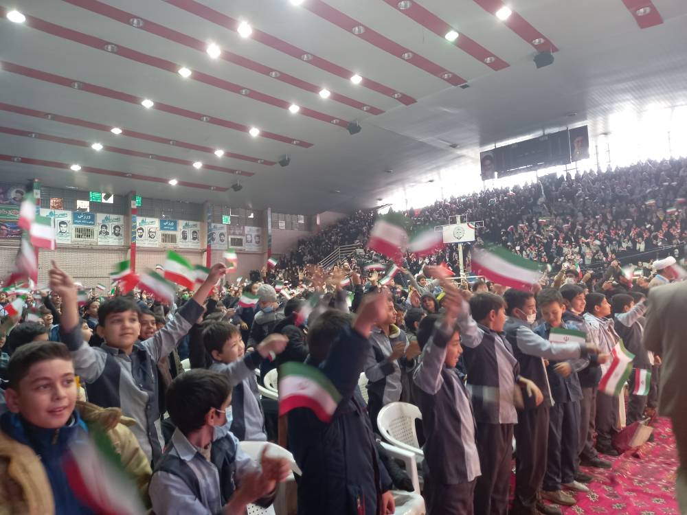 نواخته شدن زنگ انقلاب با حضور ۵ هزار دانش آموز دهه نودی در مشهد