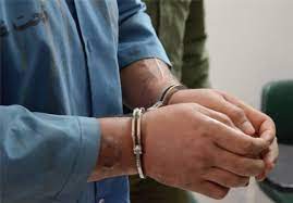 دستبند پلیس بر دستان قاتل فراری در  شوشتر