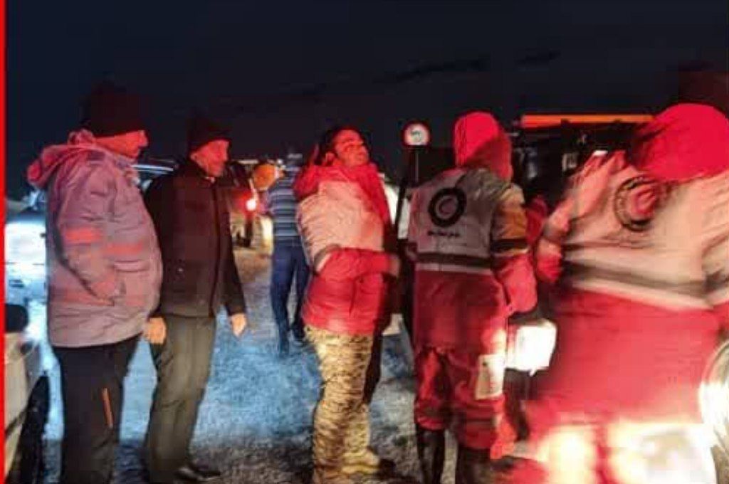 امدادرسانی به ۱۵ نفر گرفتار در کولاک برف در آزادراه اصفهان-شیراز