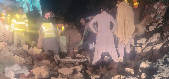 تصادف مرگبار ون مسافربری و کامیون در پاکستان