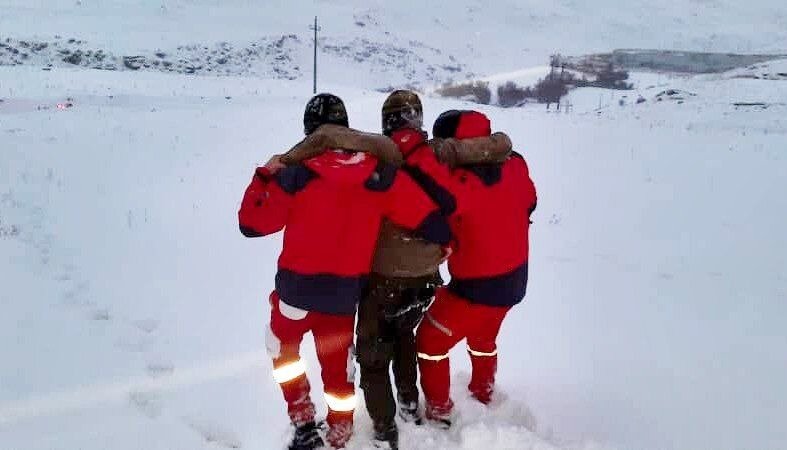 نجات کوهنوردان از برف و کولاک توسط هلال احمر کردستان