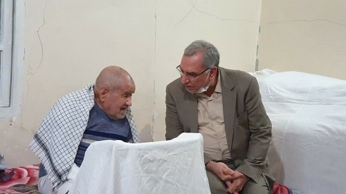 دیدار وزیر بهداشت با پدر شهیدان دهنوی در مشهد