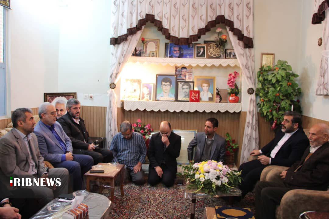 حضور وزیر در گلزار شهدای کرمان