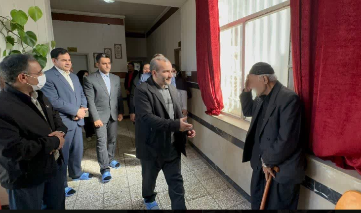 استاندار کرمانشاه در روز پدر به دیدار سالمندان رفت