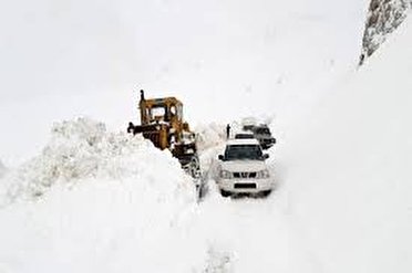 تلاش راهداران برای بازگشایی راه ارتباطی ۲۰۰ روستای آذربایجان‌غربی