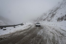 بارش برف و کولاک در گردنه‌های استان قزوین 