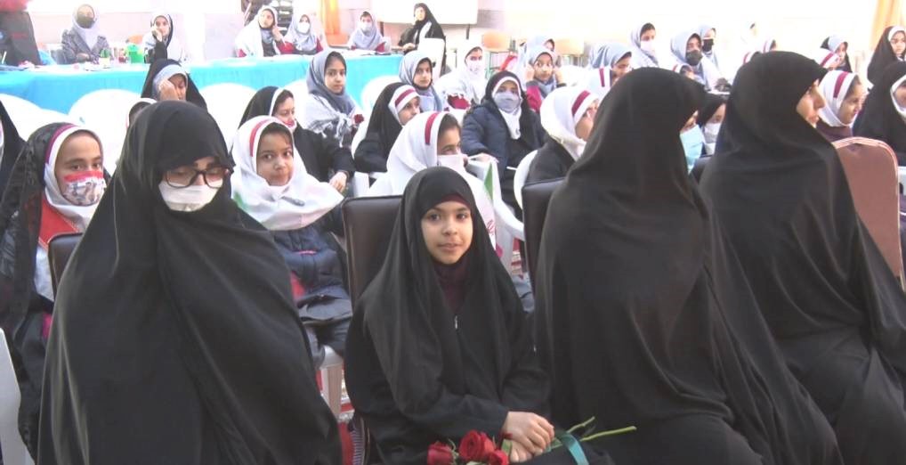تجلیل از دانش آموز دختر نمونه جشن تکلیف کشور در مشهد