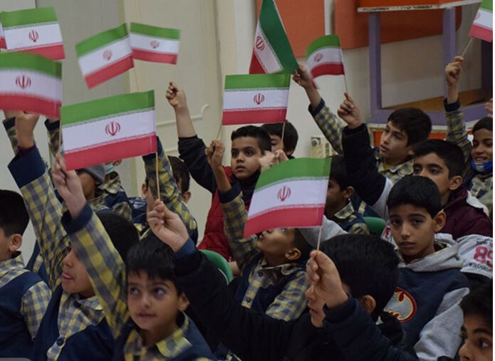 شور و اشتیاق دانش آموزان یزدی در جشن‌های انقلاب