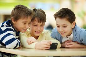 سه کودک در حال دیدن موبایل