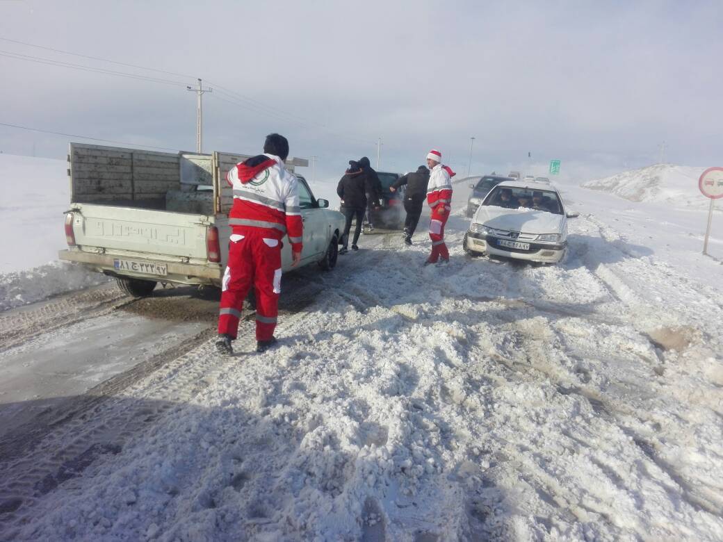 امدادرسانی به ۲۶۰ مسافر گرفتار در برف و کولاک جاده‌های زنجان