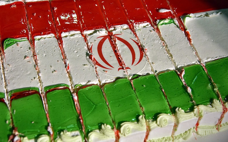 پخت کیک چهار متری به مناسبت دهه فجر در کرمانشاه