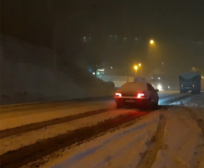 تردد در جاده های برف گیر فقط با زنجیر چرخ اماکن پذیر است