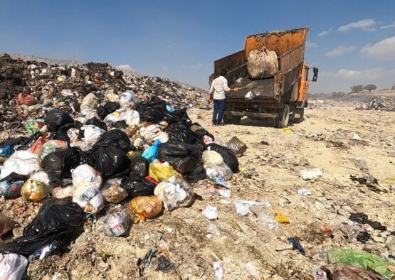 تخلیه غیرمجاز زباله‌ها در کوی برومی اهواز/ شهروندان گلایه دارند