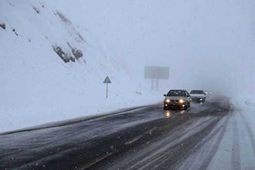 بارش برف در جاده‌های ۲۱ استان؛ ترافیک سنگین در محور هراز