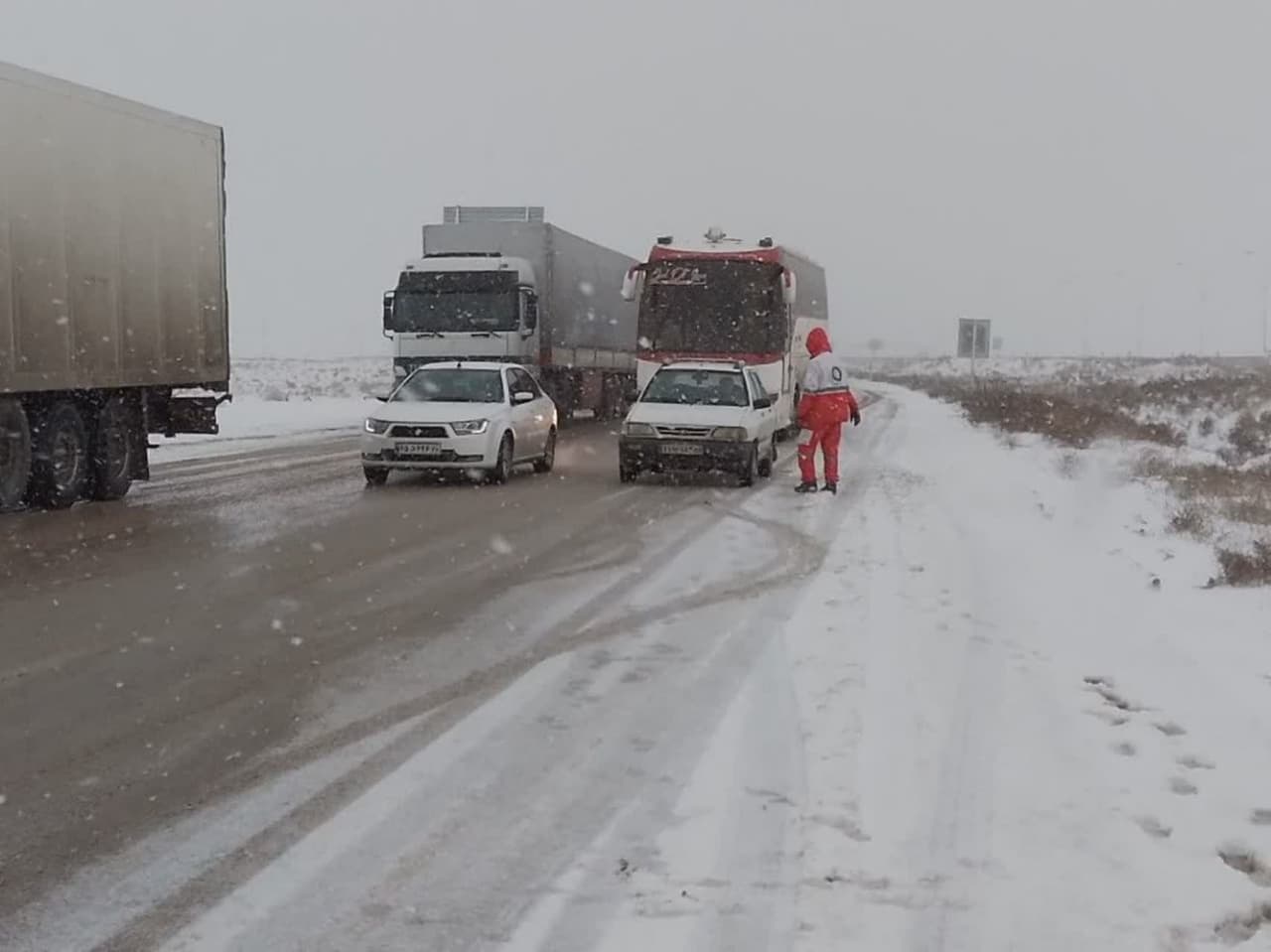 امداد رسانی هلال احمر خراسان شمالی به ۷۵ خودرو در برف