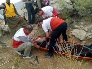 نجات مصدوم از ارتفاعات گچان ایلام توسط هلال احمر