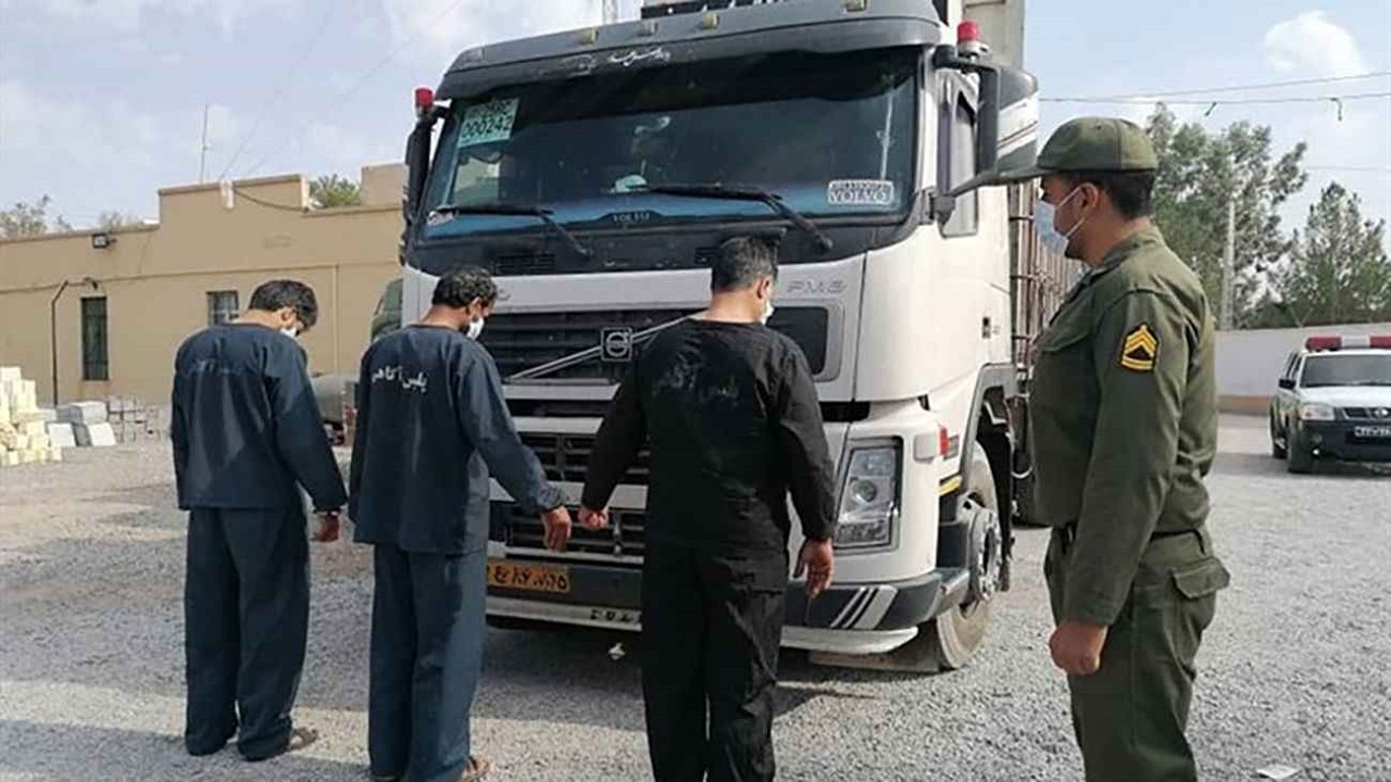 توقیف کامیون حامل اموال مسروقه در شیراز