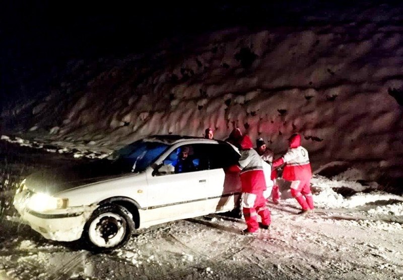 نجات ۵ نفر از سرنشینان دو خودرو گرفتار در برف در محور وزوان به مراوند