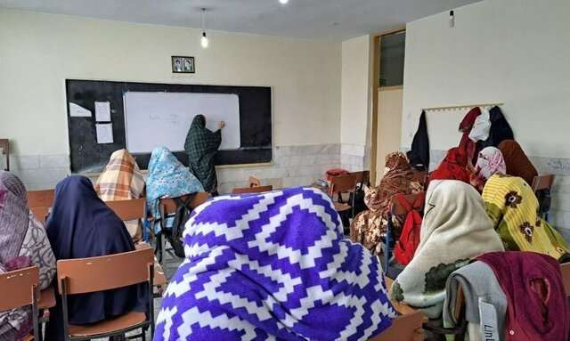 تکذیب تصویر منتشر شده دانش آموزان با پتو در کلاس سرد