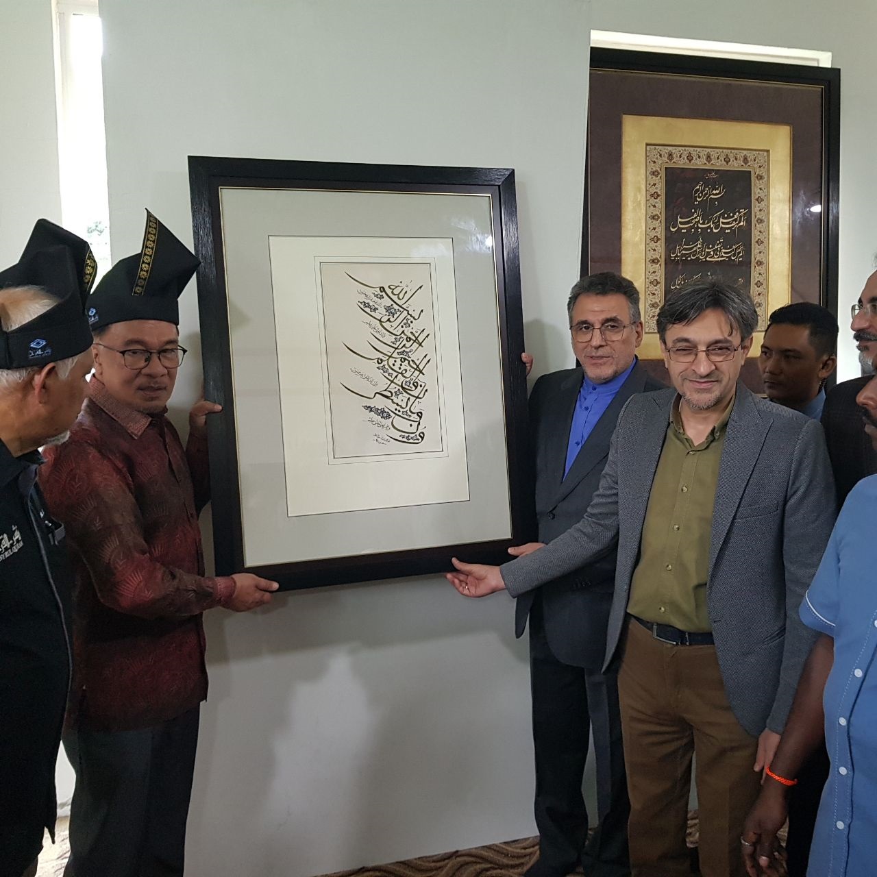 بازدید نخست وزیر مالزی از غرفه قرآنی ایران