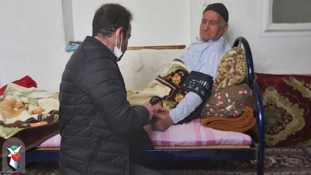 پایش سلامت ۲۱ نفر از والدین شهدا در روستا‌های تاکستان