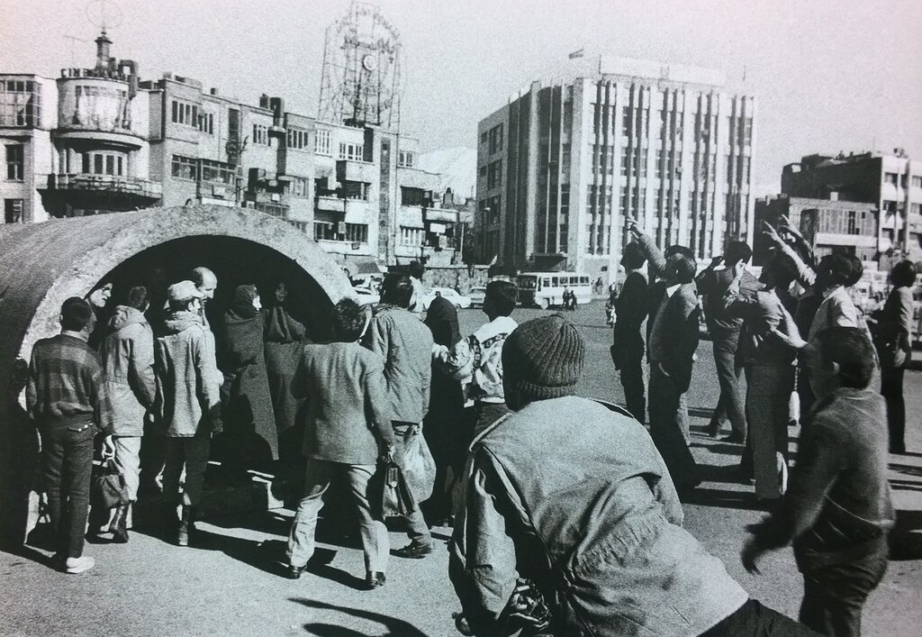 مردم در حال دیدن موشک و نشان دادن آن