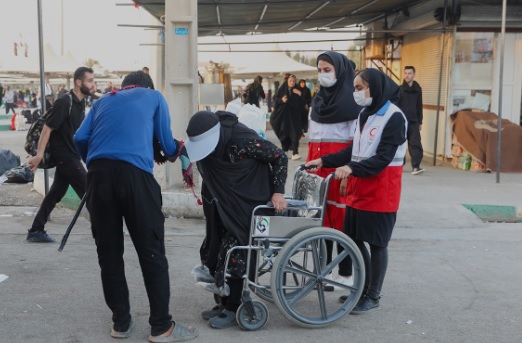 ارائه خدمات ویلچر برای جابجایی زائران در پروژه داوطلبی دستان باکرامت