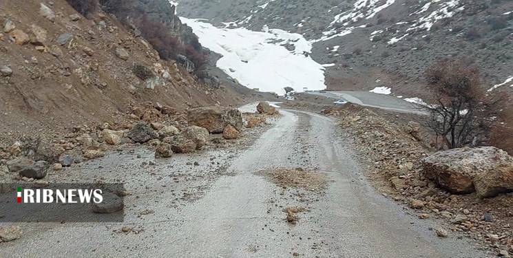 مسدود شدن جاده کوه گل سی سخت به علت ریزش کوه