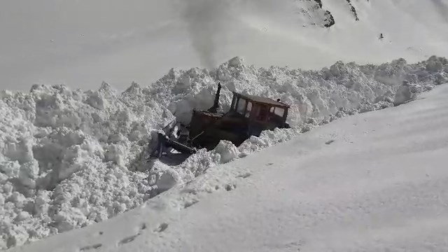 بازگشایی راه ارتباطی روستای کمران در شهرستان فریدونشهر