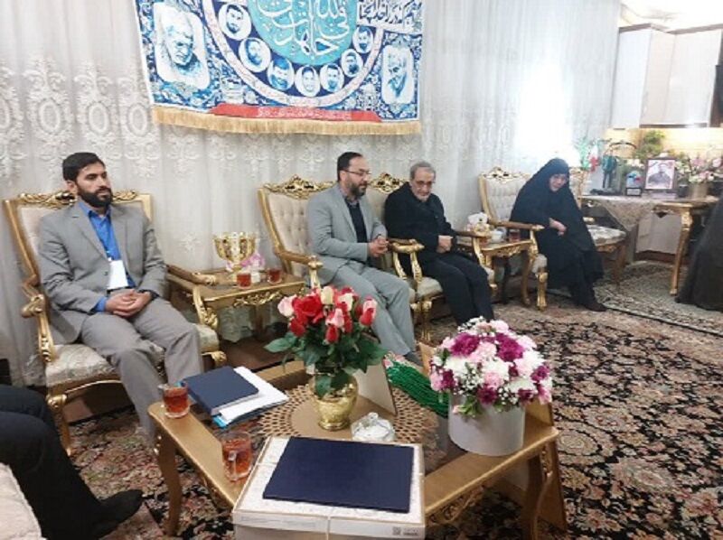 دیدار مشاور عالی وزیر بهداشت با خانواده شهید مدافع امنیت دانیال رضا زاده