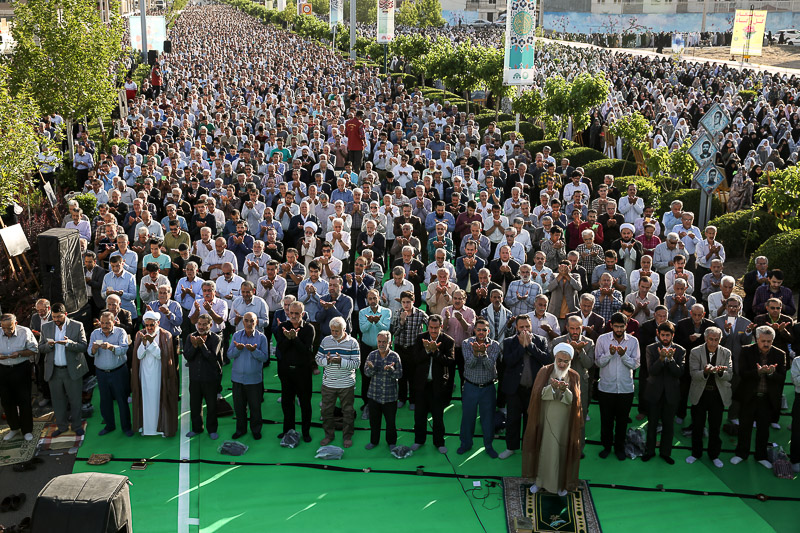 اقامه نماز عید فطر به امامت نماینده ولی فقیه در استان قزوین